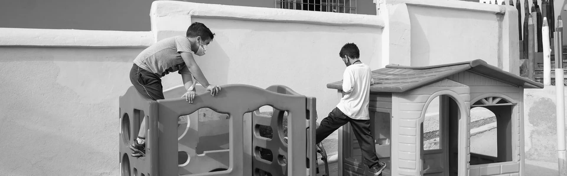 Crianças brincando no playground da Creche Oásis