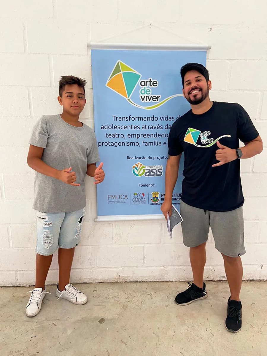 Adolescentes em momento de criação no projeto Arte de Viver