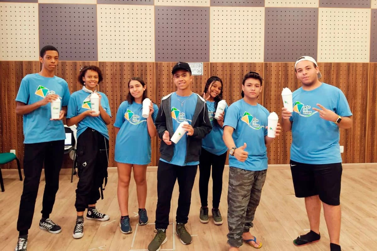 Adolescentes em atividade artística no projeto Arte de Viver