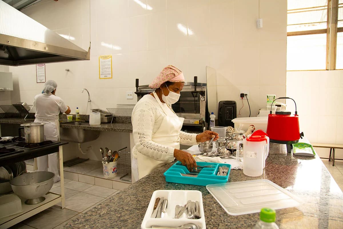 Educadora e crianças na Creche Oásis