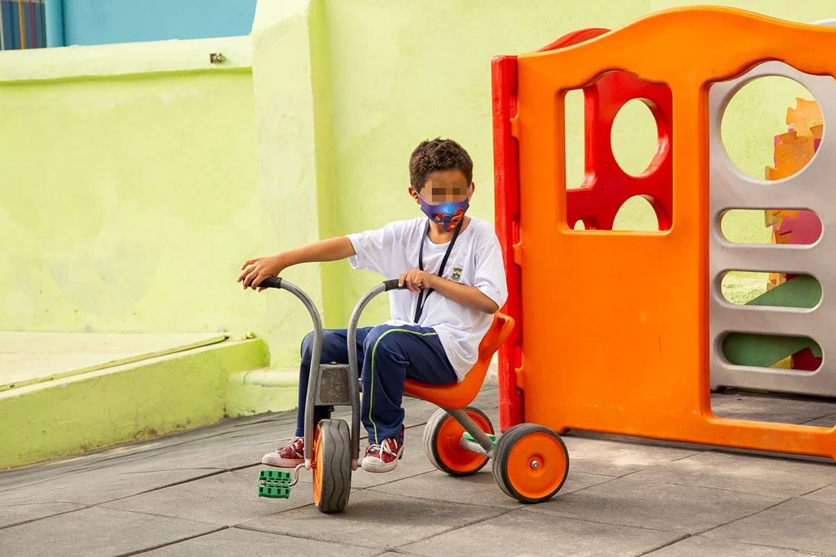 Espaço externo e área de brincar da Creche Oásis
