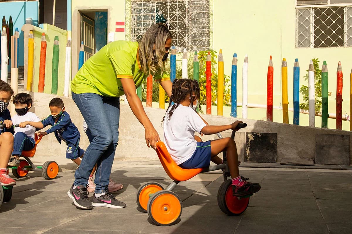 Crianças em momento de aprendizado na Creche Oásis